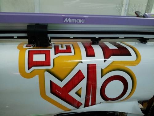 Máy bế Mimaki đang bế decal sticker